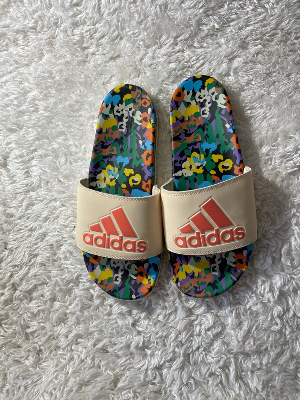 adidas women’s Cream Slide Sandals with Coral Logo and Multicolor Footbedi
